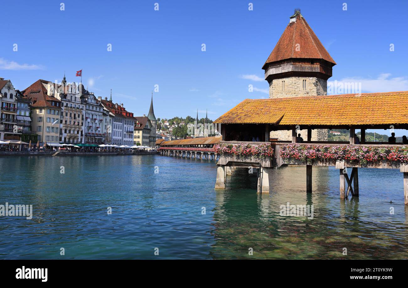 Blick auf die Kapellbrücke zusammen mit dem achteckigen hohen Turm ist es eine der berühmtesten Touristenattraktionen Luzerns in der Schweiz Stockfoto