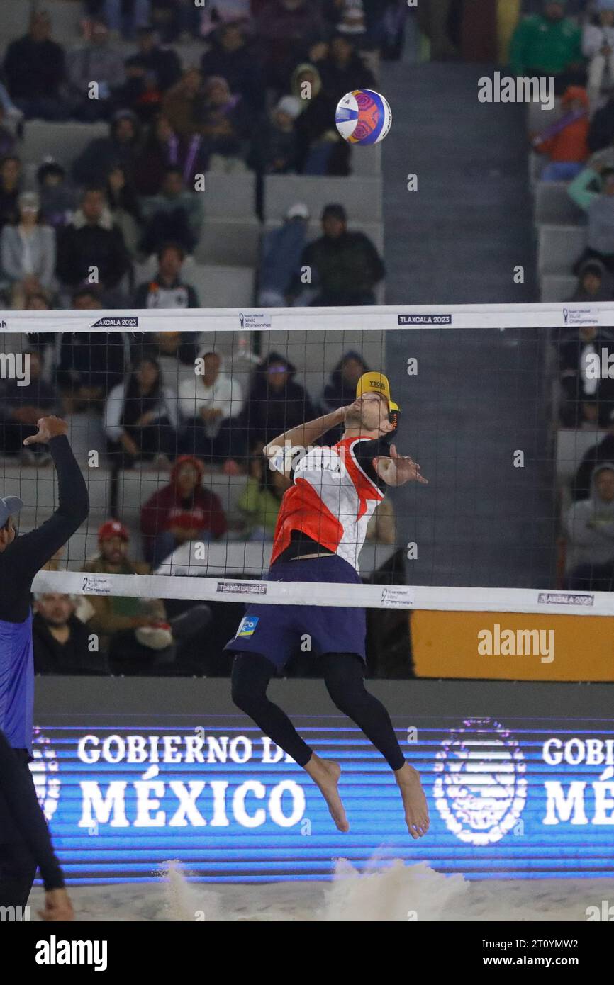 Tlaxcala, Mexiko. Oktober 2023. 8. Oktober 2023, Tlaxcala, Mexiko: Robin Seidl (1) aus Österreich tritt beim Beachvolleyballspiel Österreich gegen Nicaragua an. Am 8. Oktober 2023 in Tlaxcala, Mexiko. (Foto: Essene Hernandez/ Credit: Eyepix Group/Alamy Live News Stockfoto