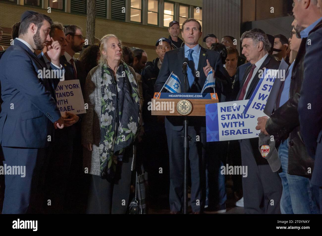 New York, USA. Oktober 2023. Der US-Repräsentant Dan Goldman spricht bei einer Candlelight Mahnwache für Opfer von Terroranschlägen in Israel am Golda Meir Square in Manhattan am 9. Oktober 2023 in New York. Am 7. Oktober startete die militante palästinensische Gruppe Hamas von Gaza aus einen Überraschungsangriff auf Israel zu Land, zu Wasser und in der Luft, bei dem über 900 Menschen getötet und mehr als 2000 verletzt wurden. Berichten zufolge wurden auch 130 israelische Soldaten und Zivilisten von der Hamas entführt und nach Gaza gebracht. Quelle: Ron Adar/Alamy Live News Stockfoto