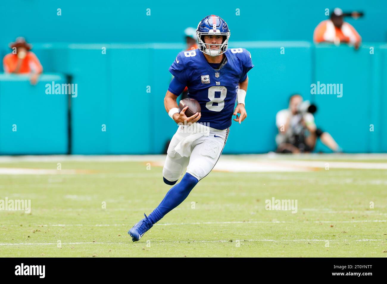 Der New York Giants Quarterback Daniel Jones (8) spielt mit dem Ball während eines regulären Saisonspiels gegen die Miami Dolphins am Sonntag, den 8. Oktober 2023, in H Stockfoto