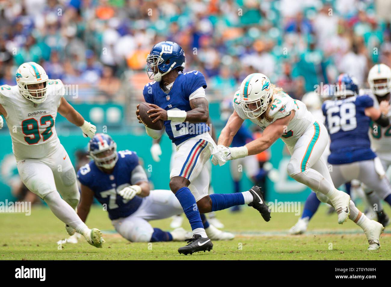 Der New York Giants Quarterback Tyrod Taylor (2) läuft mit dem Ball in der zweiten Halbzeit während eines regulären Saisonspiels gegen die Miami Dolphins am Sonntag, OC Stockfoto