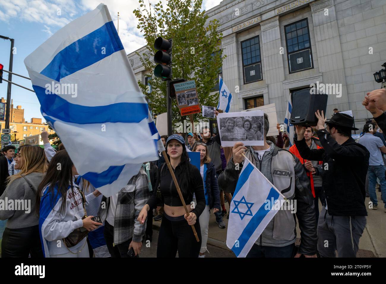 Cambridge, Massachusetts, USA 9. Oktober 2023 Pro-Israel-Rallye auf dem Central Square, Cambridge, Massachusetts, gegenüber der pro-palästinensischen pro-Gaza-Rallye. Die Gruppe wurde von der Polizei von Cambridge getrennt. (Rick Friedman/Polaris) Credit: Rick Friedman/Alamy Live News Credit: Rick Friedman/Alamy Live News Stockfoto