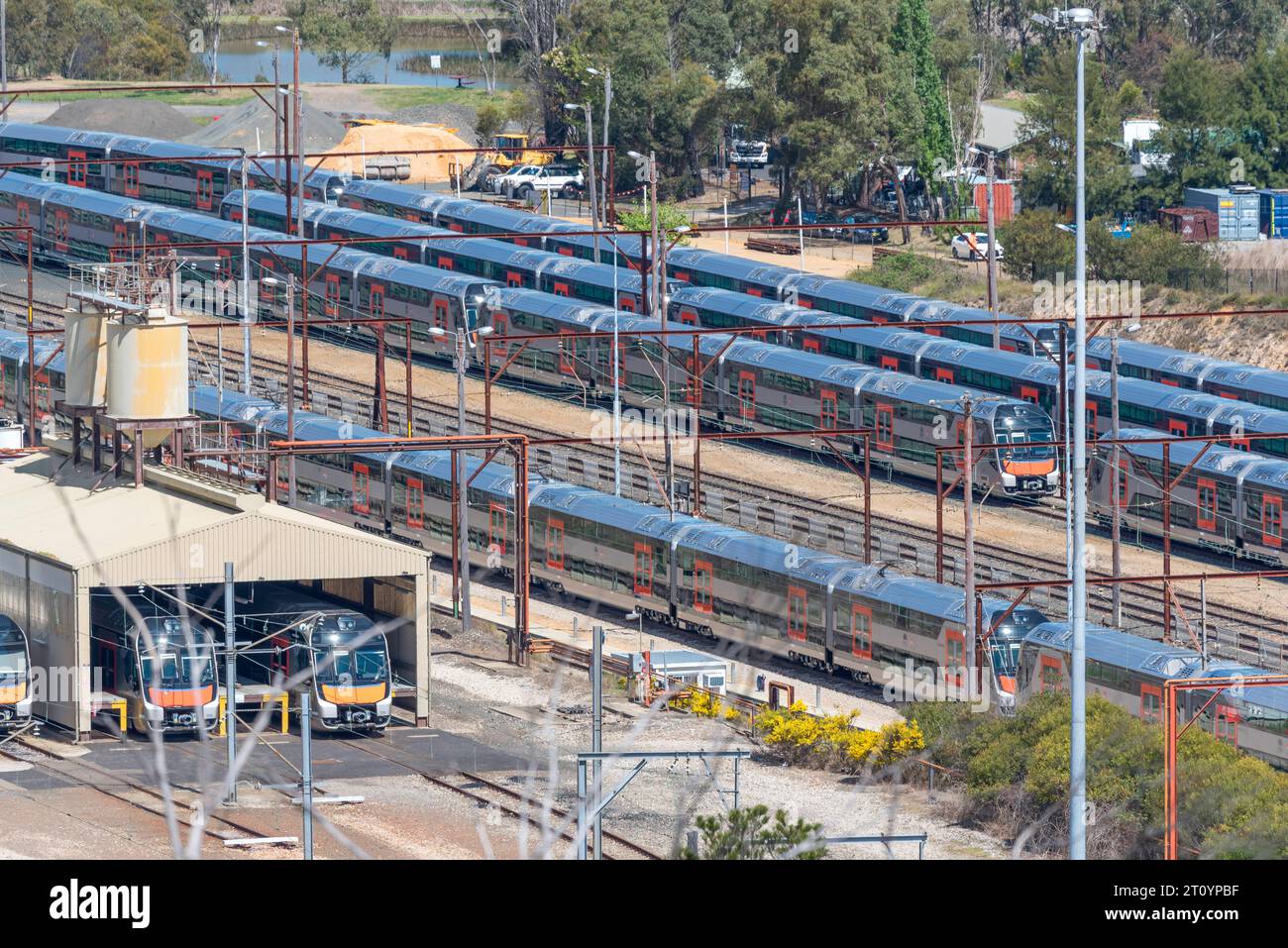 Lithgow, Australien, 10. Oktober 2023: Einige der elektrischen „Mariyung“-Züge der New South Wales, New Intercity Fleet, die die Linien Newcastle und Central Coast, Blue Mountains und South Coast bedienen sollen. Die Züge sitzen auf den Werften in der Nähe von Lithgow (NSW), aber bis zum 22. August 2023 wurden schließlich Pläne zwischen der Regierung und den Gewerkschaften über Konstruktionsänderungen vereinbart. Verkehrsminister Jo Haylen wird zitiert: „Die Züge der neuen Intercity-Flotte werden bis 2024 auf den Gleisen sein und Passagiere befördern.“ Quelle: Stephen Dwyer / Alamy Live News Stockfoto