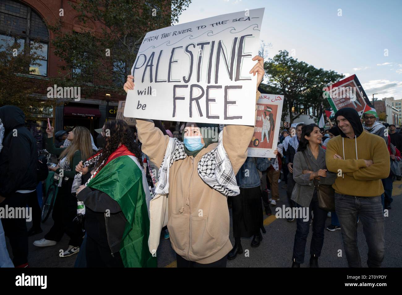 Cambridge, Massachusetts, USA 9. Oktober 2023 Anhänger der Palästinenser, die in Gaza leben, marschieren durch die Straßen von Cambridge und protestieren gegen die Bombardierung und Blockade des Gazastreifens durch IsraelÕs. An der Kundgebung nahmen etwa 250 Personen Teil. (Rick Friedman) Guthaben: Rick Friedman/Alamy Live News Stockfoto