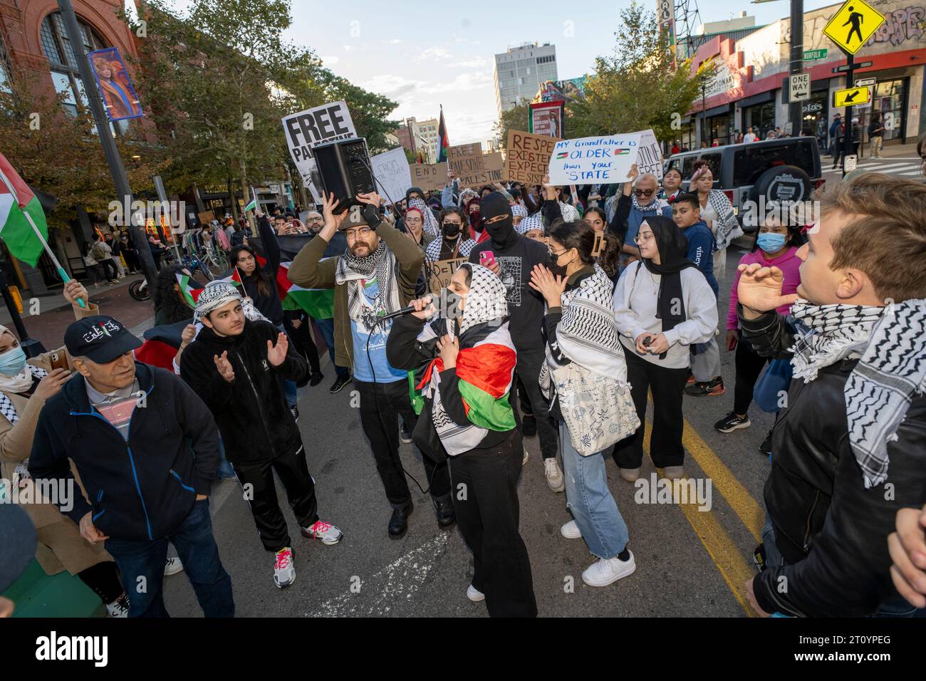 Cambridge, Massachusetts, USA 9. Oktober 2023 Anhänger der Palästinenser, die in Gaza leben, marschieren durch die Straßen von Cambridge und protestieren gegen die Bombardierung und Blockade des Gazastreifens durch IsraelÕs. An der Kundgebung nahmen etwa 250 Personen Teil. Auf der anderen Straßenseite fand ein pro-palästinensischer Demonstrant statt, der bei der pro-Israel-Kundgebung geschrien hat. (Rick Friedman) Guthaben: Rick Friedman/Alamy Live News Stockfoto