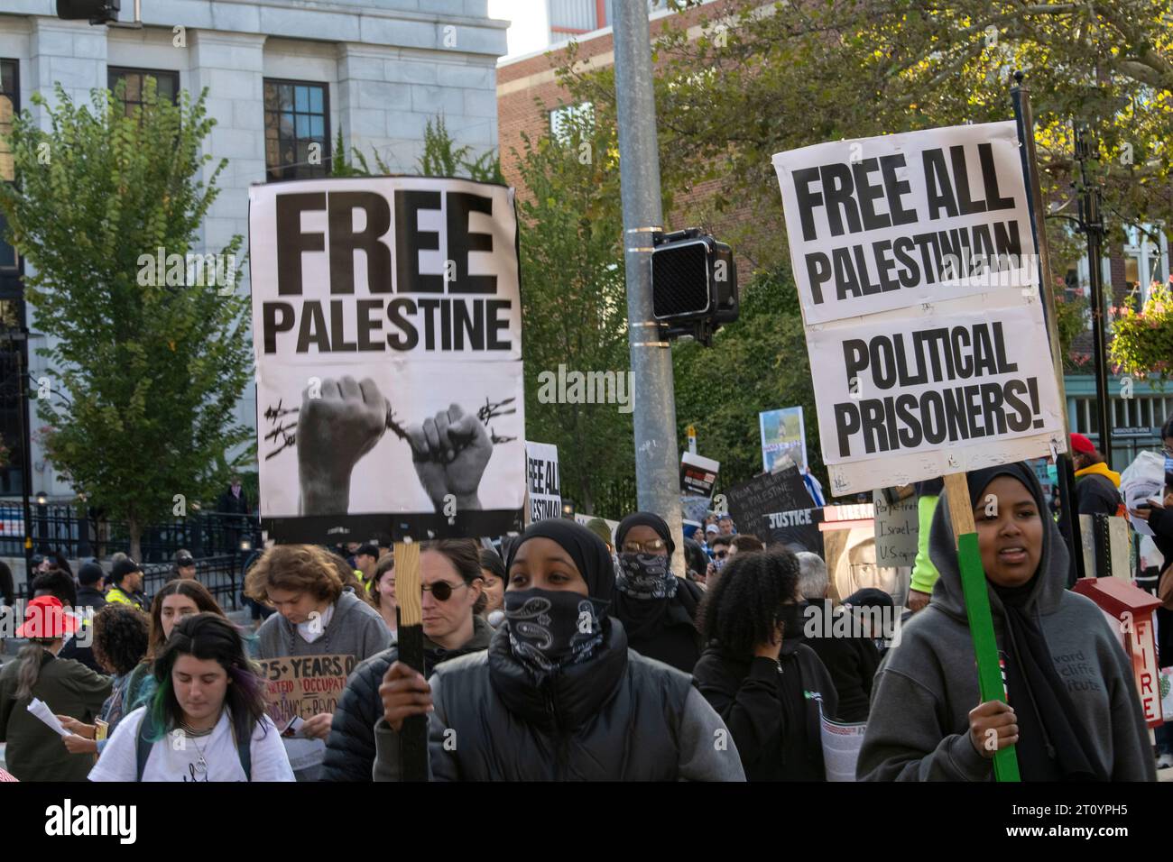 Cambridge, Massachusetts, USA 9. Oktober 2023 Anhänger der Palästinenser, die in Gaza leben, marschieren durch die Straßen von Cambridge und protestieren gegen die Bombardierung und Blockade des Gazastreifens durch IsraelÕs. An der Kundgebung nahmen etwa 250 Personen Teil. (Rick Friedman) Guthaben: Rick Friedman/Alamy Live News Stockfoto