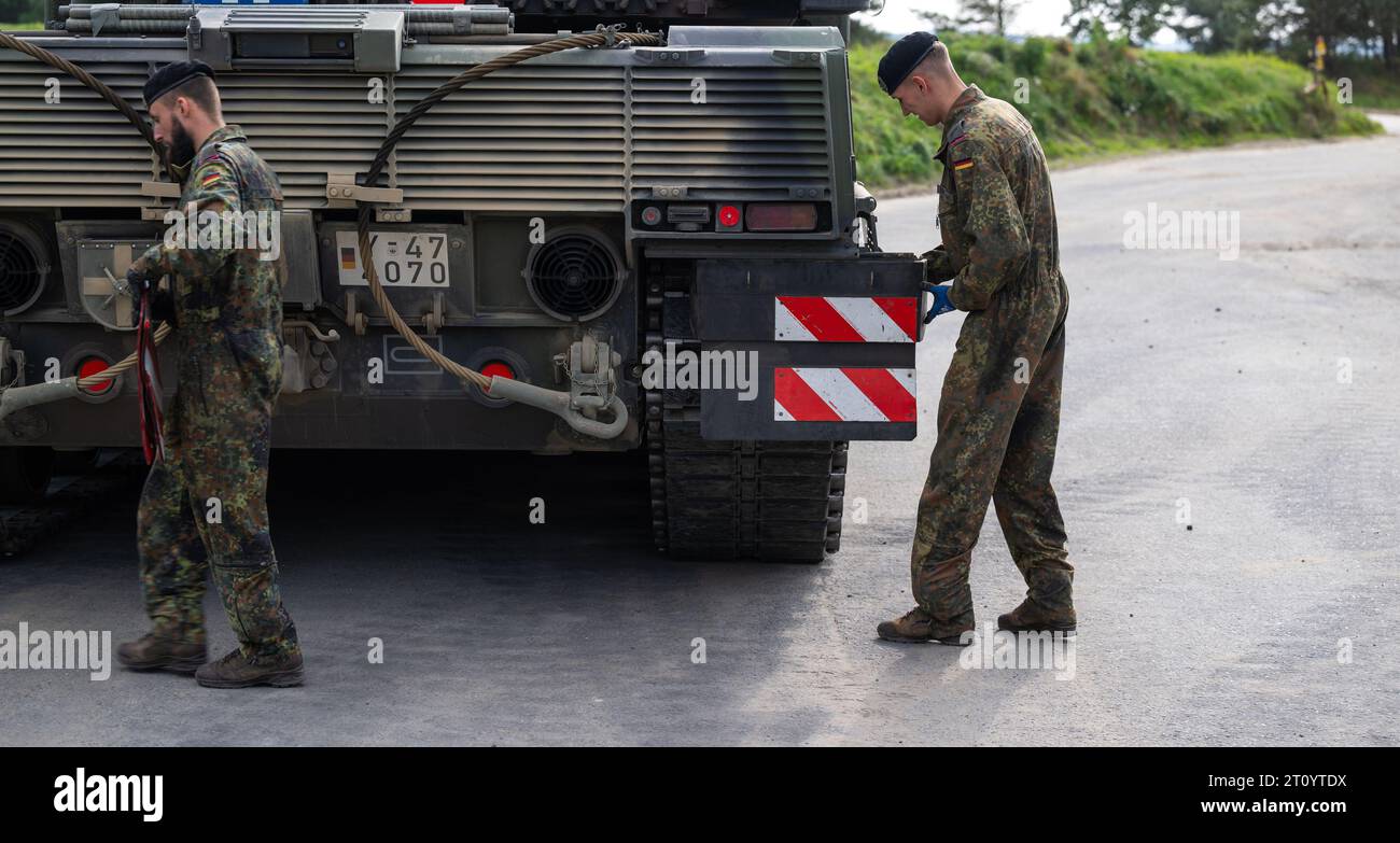 Bergen, Deutschland. September 2023. Soldaten der Bundeswehr bereiteten einen Hauptkampfpanzer Leopard 2 A7V für das Fahren auf der Straße vor. Quelle: Philipp Schulze/dpa/Alamy Live News Stockfoto