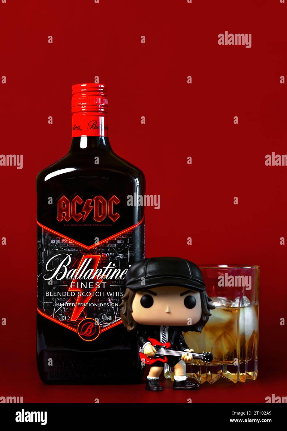 Ballantine's Scotch Whiskey Flaschenspezial der legendären Rockband ACDC mit einem Glas Scotch Whiskey und Funko POP Vinyl Figur von Angus Youn Stockfoto