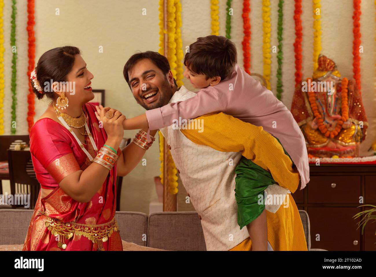 Familie verbringt Zeit zusammen während des Ganesh Chaturthi einem Festival das in Maharashtra ( Westindien ) gefeiert wird Stockfoto