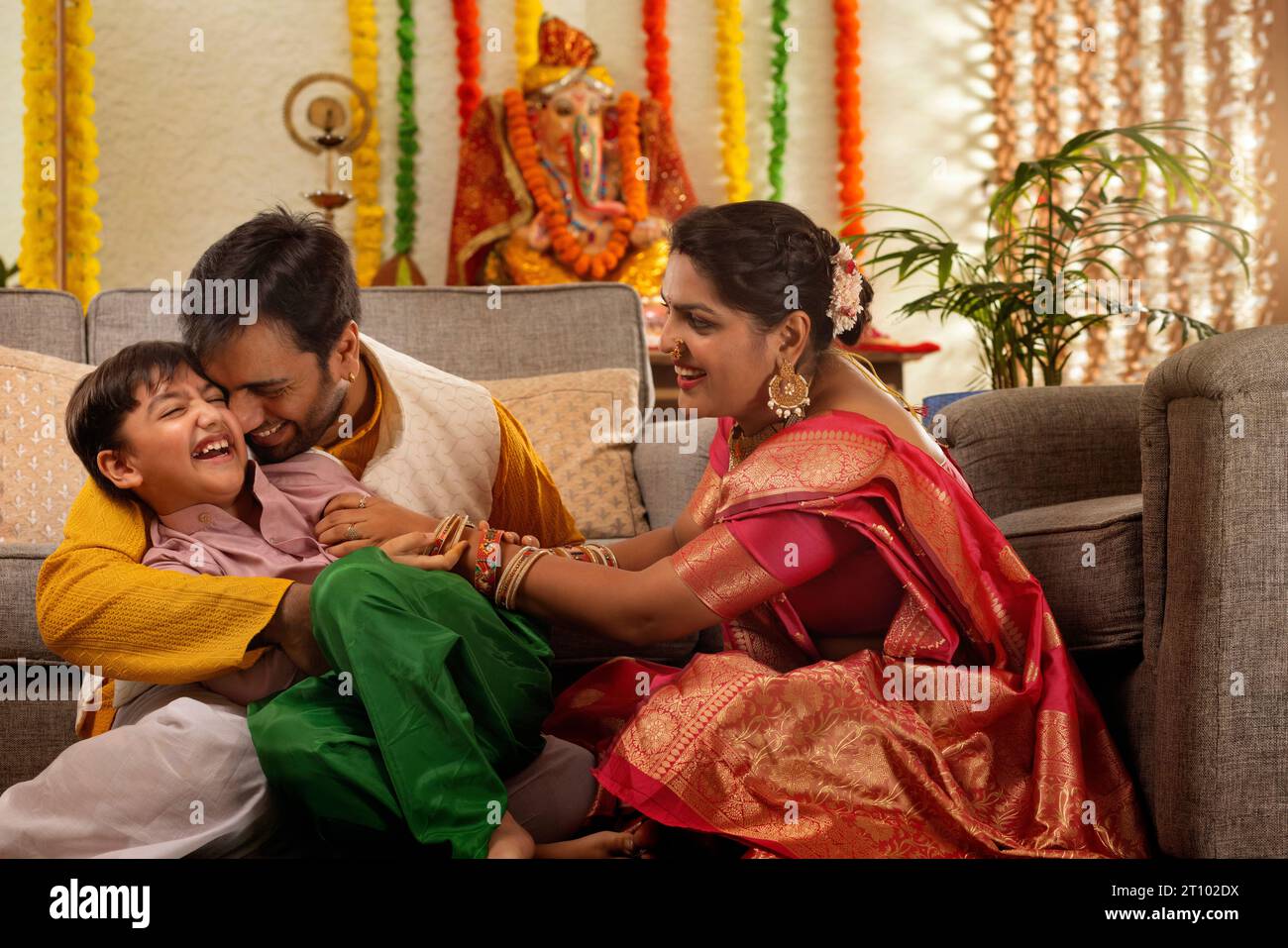 Maharashtrische Familie, die Spaß während der Feier von Ganesh Chaturthi hat Stockfoto