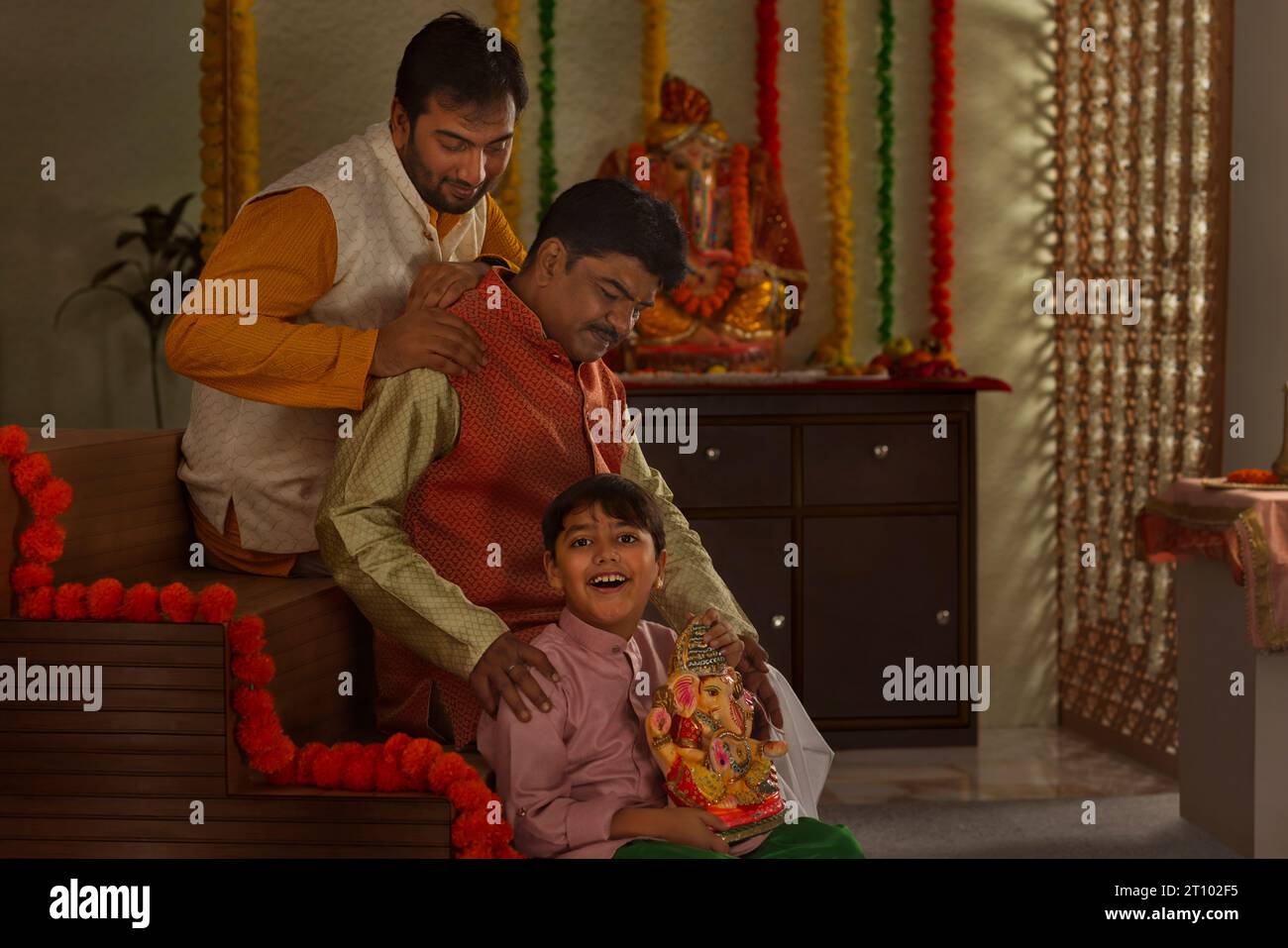 Maharashtrische Familie feiert Ganesh Chaturthi Stockfoto