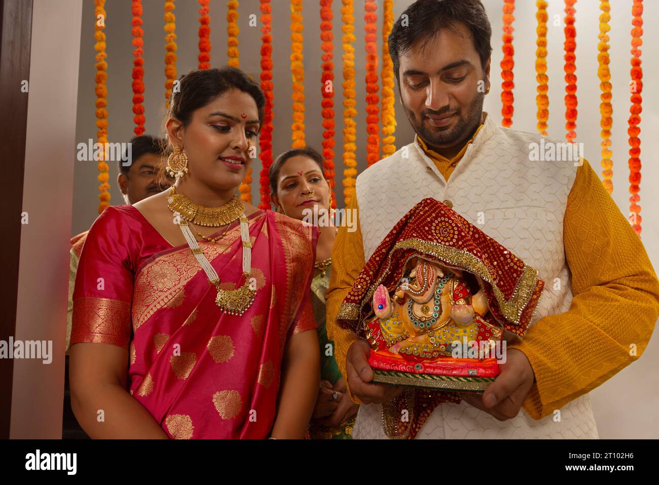 Maharashtrische Familie, die Lord Ganesha zum Eintauchen aus Anlass von Ganesh Chaturthi auslöste Stockfoto