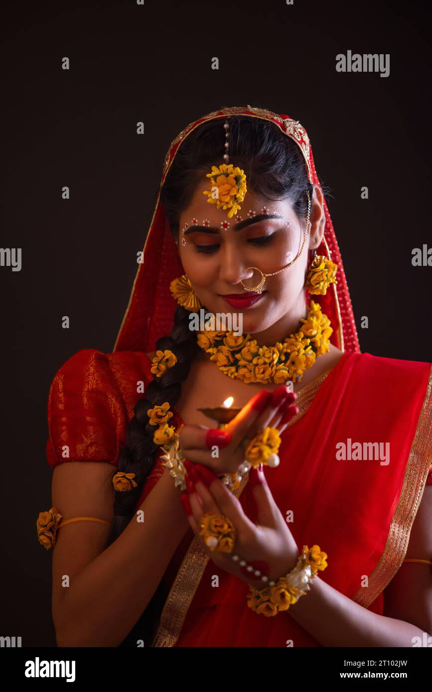 Eine junge Frau verkleidet als Lord Radha und hält eine Diya anlässlich von Janmashtami Stockfoto