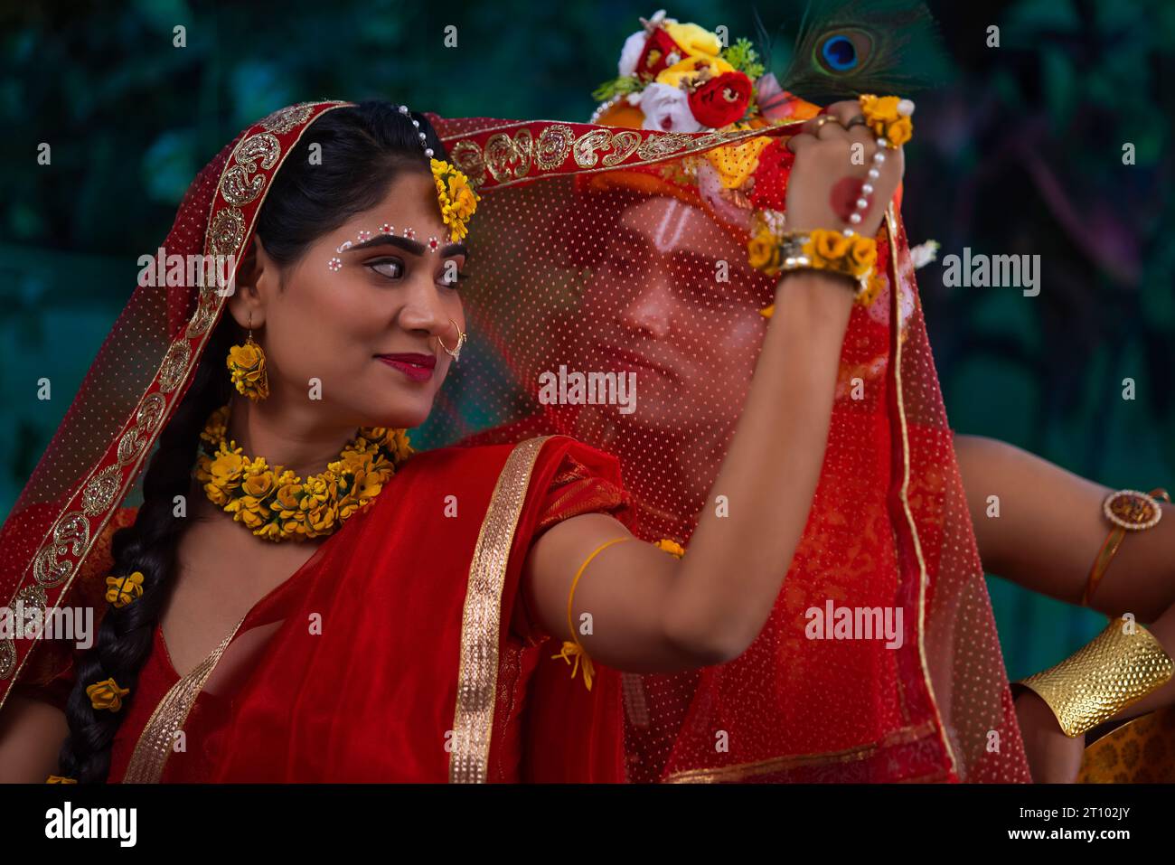 Junger Mann und Frau verkleidet als Radha und Krishna und romantisch anlässlich von Janmashtami Stockfoto