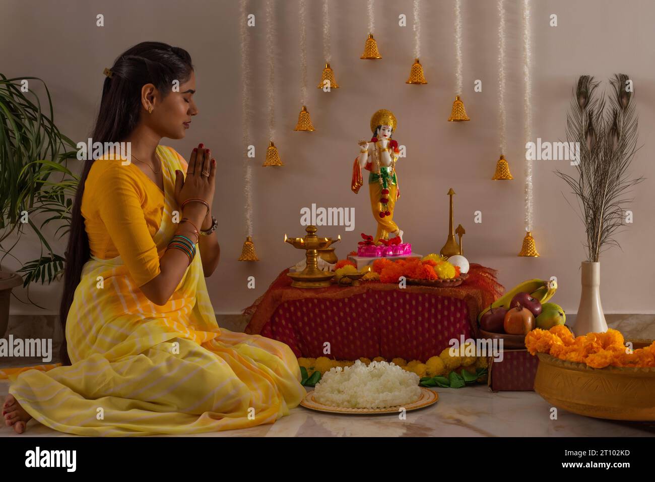 Frau betet zu Fürst Krishna anlässlich von Janmashtami Stockfoto