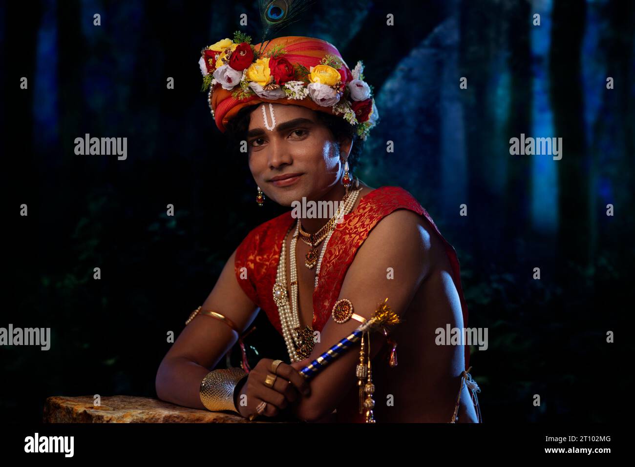 Junger Mann verkleidet als Lord Krishna anlässlich von Janmashtami Stockfoto