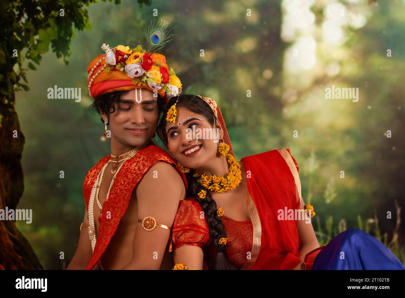 Junger Mann und Frau verkleidet als Radha und Krishna und romantisch anlässlich von Janmashtami Stockfoto