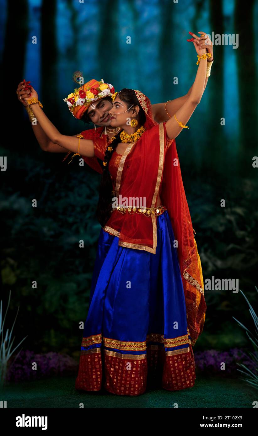 Junger Mann und Frau verkleidet als Radha und Krishna und romantisch anlässlich von Janmashtami Stockfoto