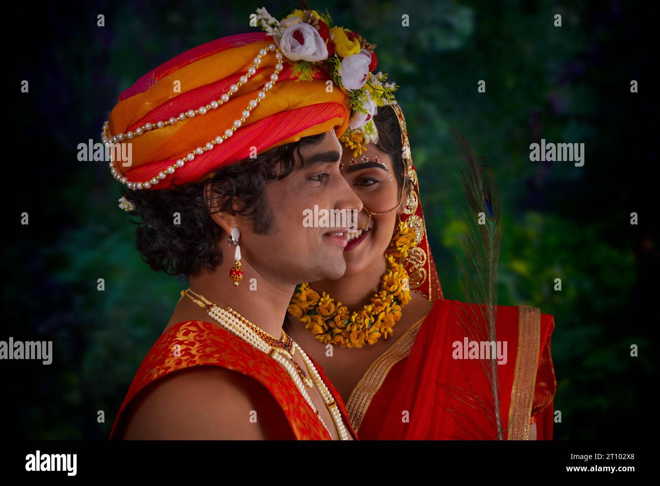 Porträt eines jungen Mannes und einer Frau, verkleidet als Radha und Krishna anlässlich von Janmashtami Stockfoto
