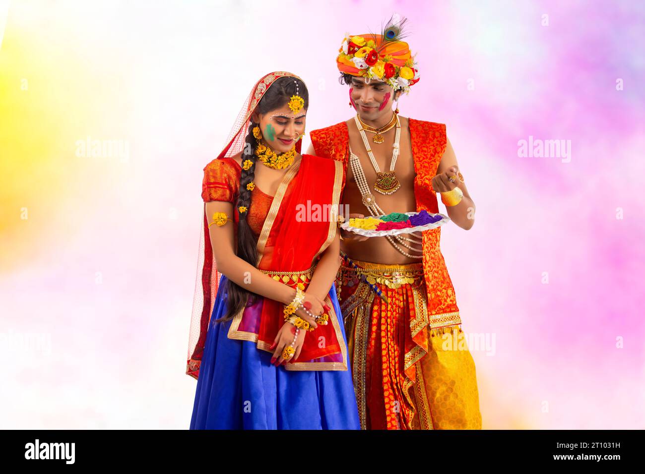Junger Mann und Frau verkleidet als Lord Radha und Krishna und spielen Holi anlässlich Janmashtami Stockfoto