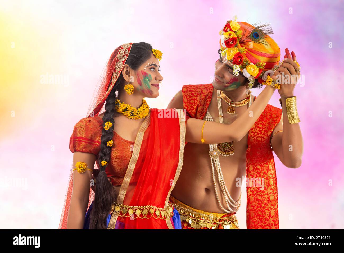 Junger Mann und Frau verkleidet als Lord Radha und Krishna und tritt anlässlich von Janmashtami auf Stockfoto
