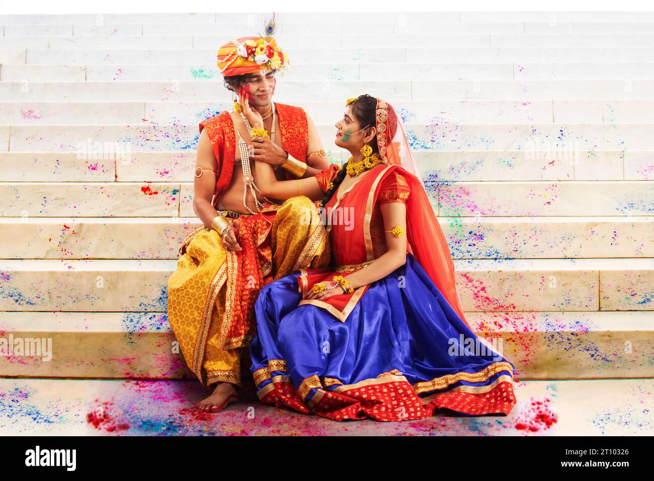 Junger Mann und Frau verkleidet als Lord Radha und Krishna und spielen Holi anlässlich Janmashtami Stockfoto