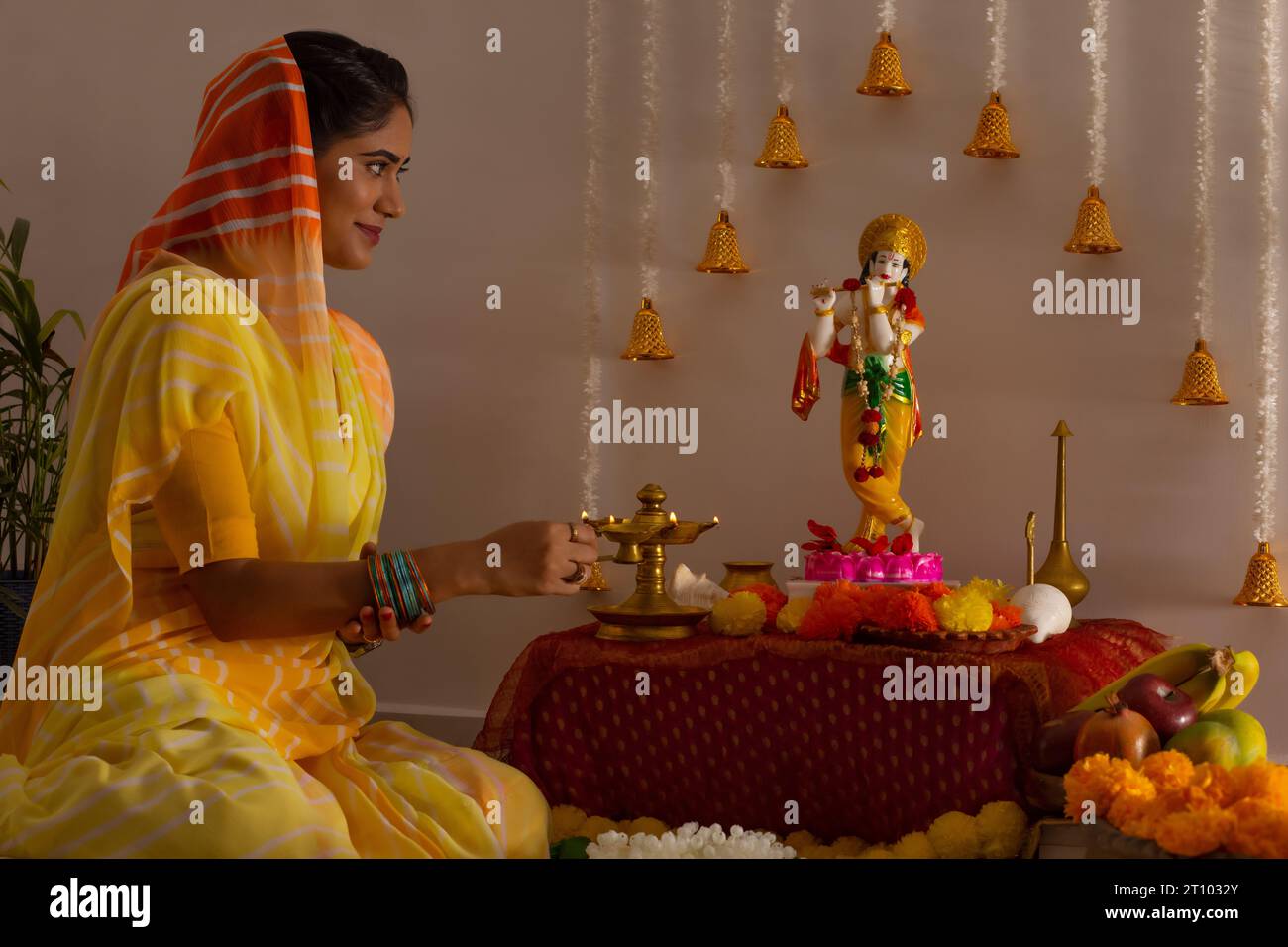Frau, die Lord Krishna anbetet, anlässlich von Janmashtami Stockfoto