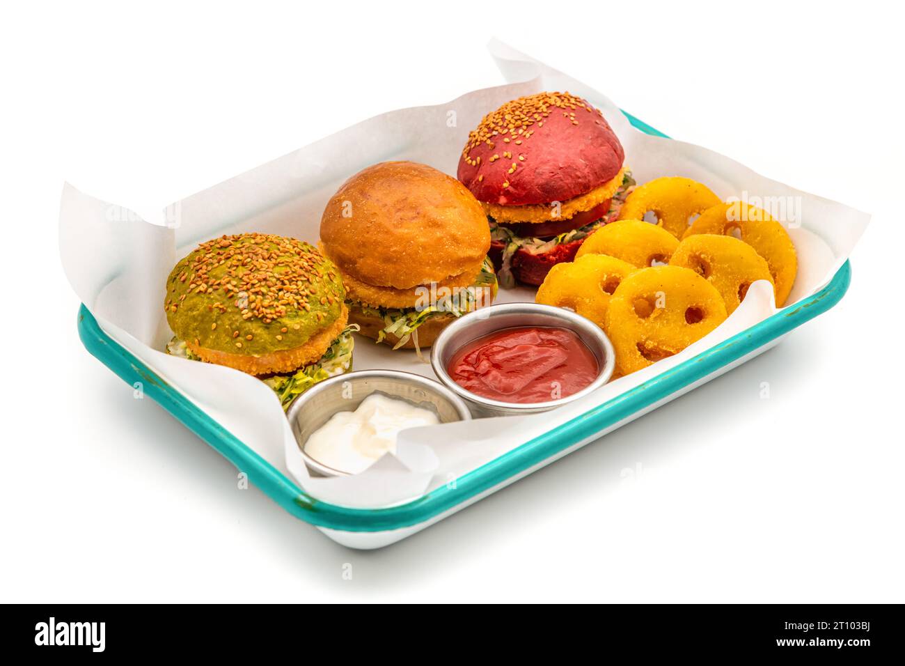 Drei Mini-Burger mit Huhn und Fleisch serviert mit pommes frites. Kindermenü Stockfoto