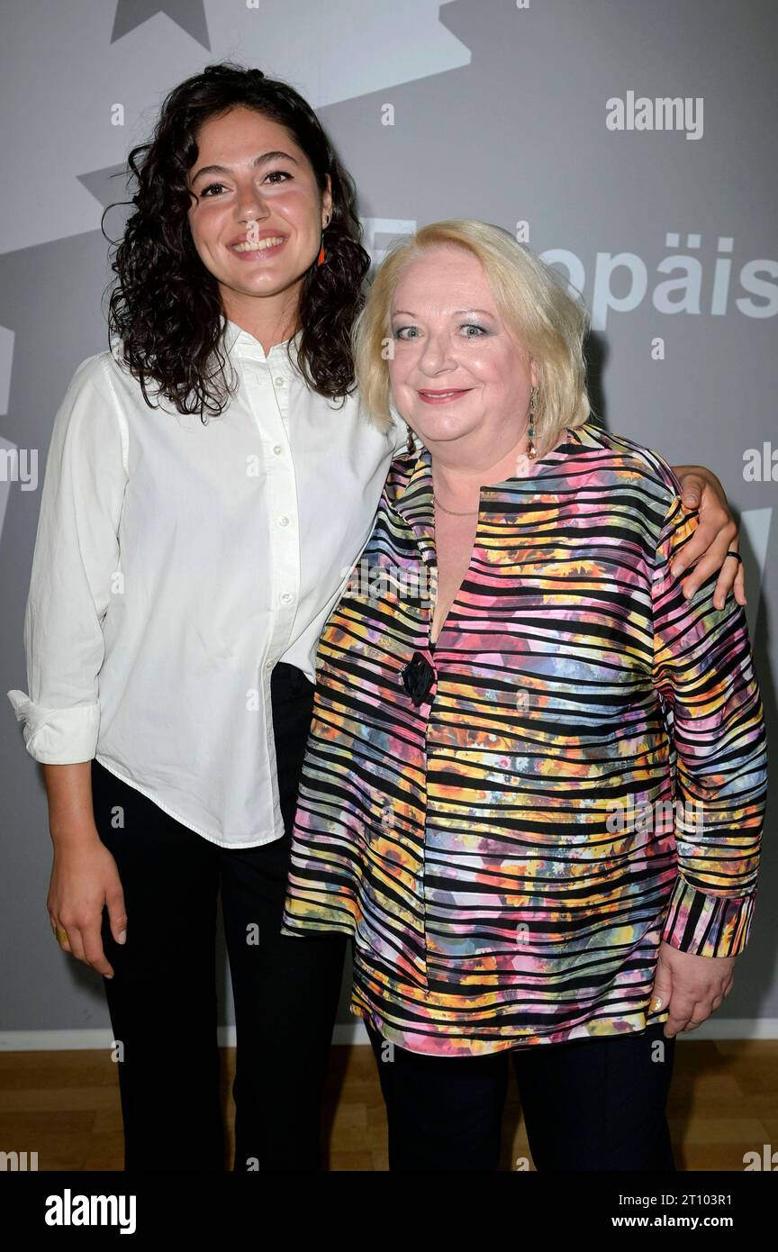 Soma Pysall und Martina Eitner-Acheampong bei der Premiere der dritten Staffel der ARD Plus Polit-satire Parlament im Europäischen Haus. Berlin, 09.10.2023 *** Soma Pysall und Martina Eitner Acheampong bei der Premiere der dritten Staffel von ARD Plus Polit Satire Parliament im Europahaus Berlin, 09 10 2023. Foto:XF.xKernx/xFuturexImagex parlament 3010 Credit: Imago/Alamy Live News Stockfoto