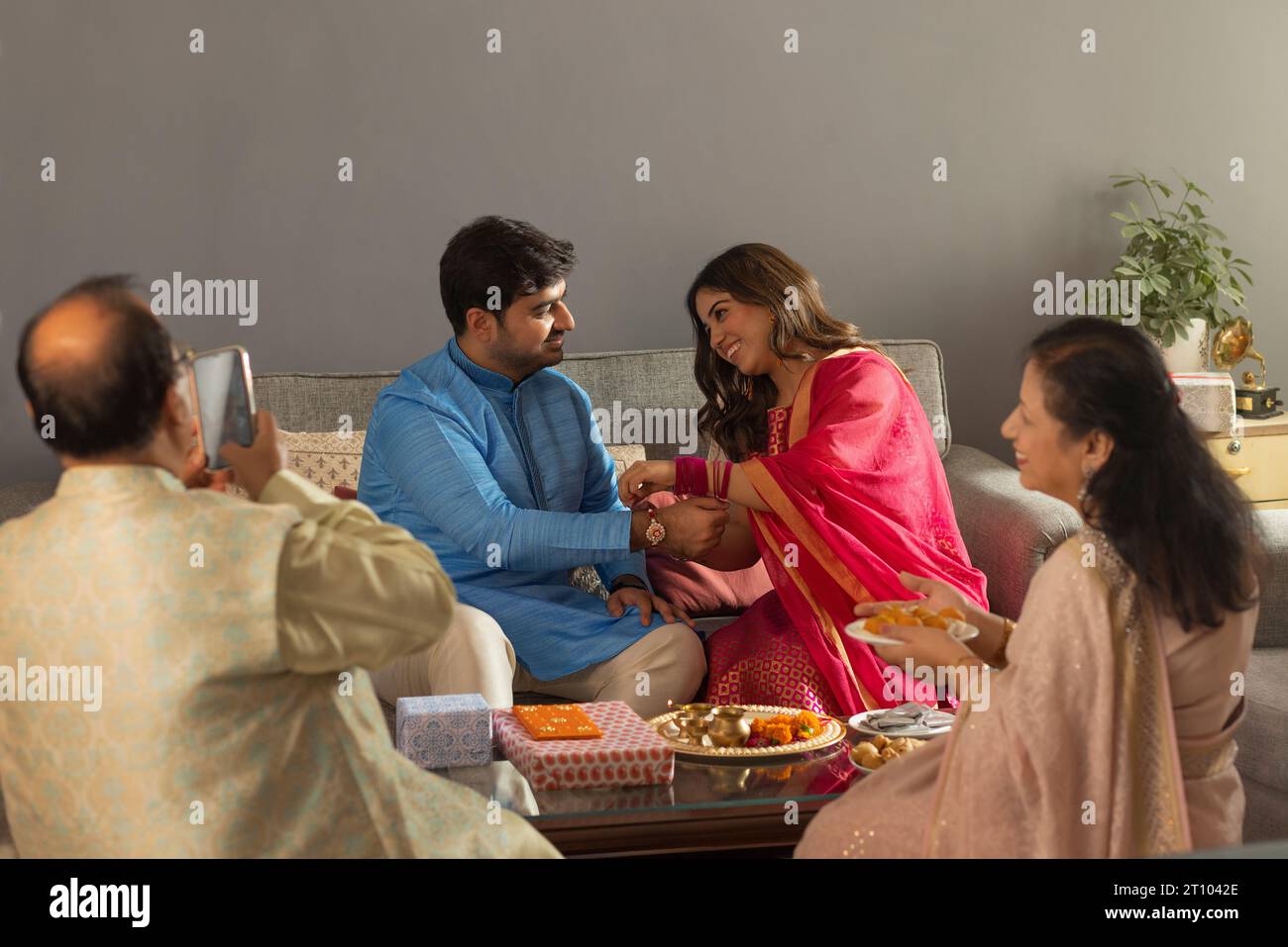 Glückliche indische Familie, die Raksha Bandhan feiert Stockfoto