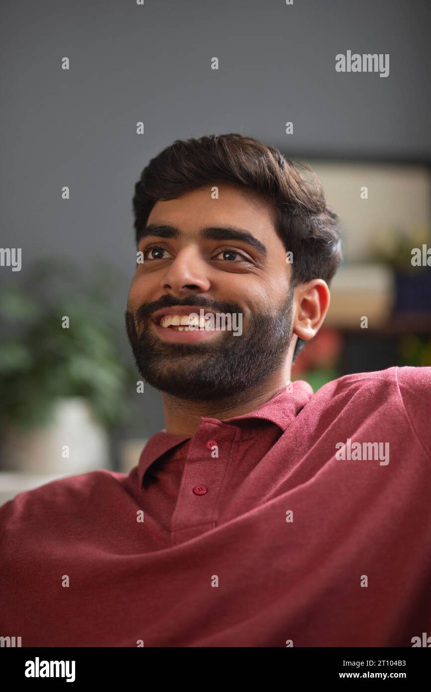Nahporträt eines fröhlichen jungen Mannes mit Bart Stockfoto