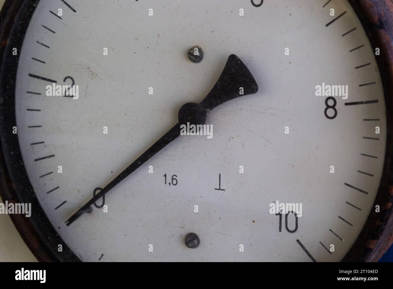 Altes Rundmanometer mit Skala und Pfeilen im Nahbereich. Stockfoto