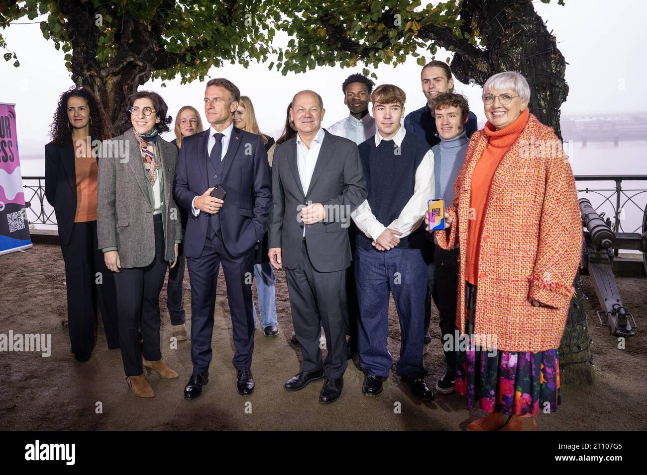 Deutsch-Franzoesische Kabinettsklausur in Hamburg Bundeskanzler Olaf Scholz SPD, Emmanuel Macron, Staatspraesident von Frankreich, Claudia Roth Staatsministerin für Kultur und Rima Abdul Malak, Ministerin für Kultur gemeinsam mit einer Gruppe Jugendlichen bei der Vorstellung der Kulturpass App auf dem Gelaende des Hotels Louis C. Jacob dem Tagungsort des gemeinsamen Kabinetts in Hamburg, Hamburg, 10.10.2023 Hamburg Hamburg Deutschland *** Deutsch-Französische Kabinettssitzung in Hamburg Kanzler Olaf Scholz SPD, Emmanuel Macron, Präsident Frankreichs, Claudia Roth Staatsministerin für Kultur und Forschung Stockfoto