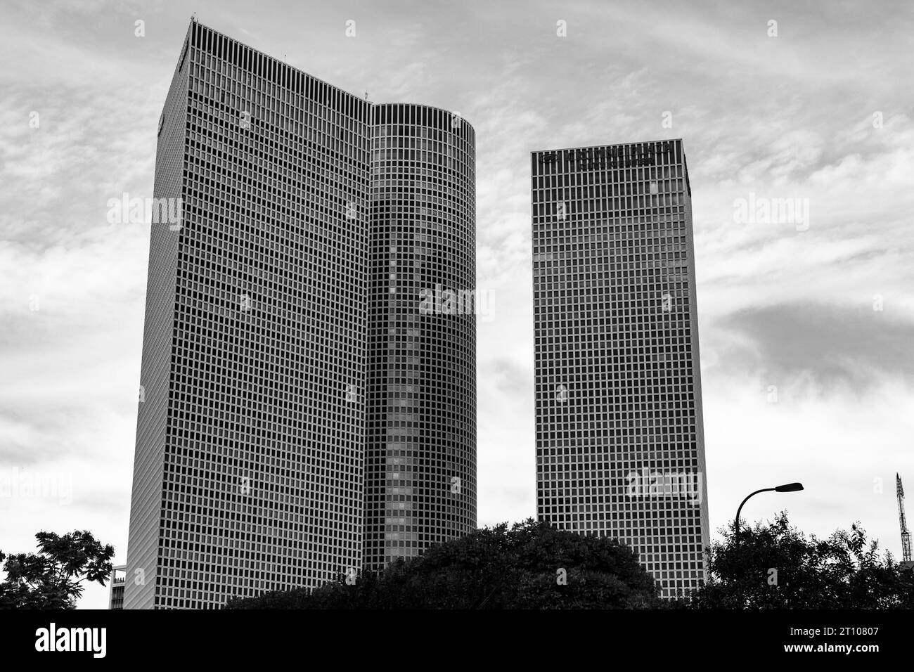 Tel Aviv, Israel - 4. Oktober 2023 - das Azrieli Center ist ein Komplex aus drei Wolkenkratzern, die Büroflächen, Hotels und ein Einkaufszentrum in Tel Aviv beherbergen. Stockfoto