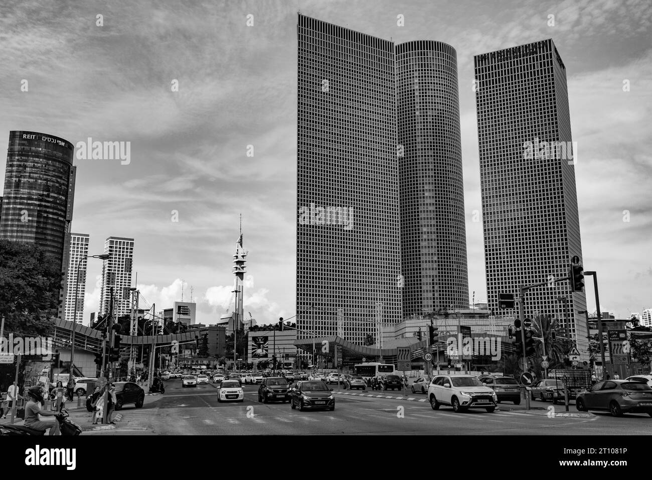 Tel Aviv, Israel - 4. Oktober 2023 - das Azrieli Center ist ein Komplex aus drei Wolkenkratzern, die Büroflächen, Hotels und ein Einkaufszentrum in Tel Aviv beherbergen. Stockfoto