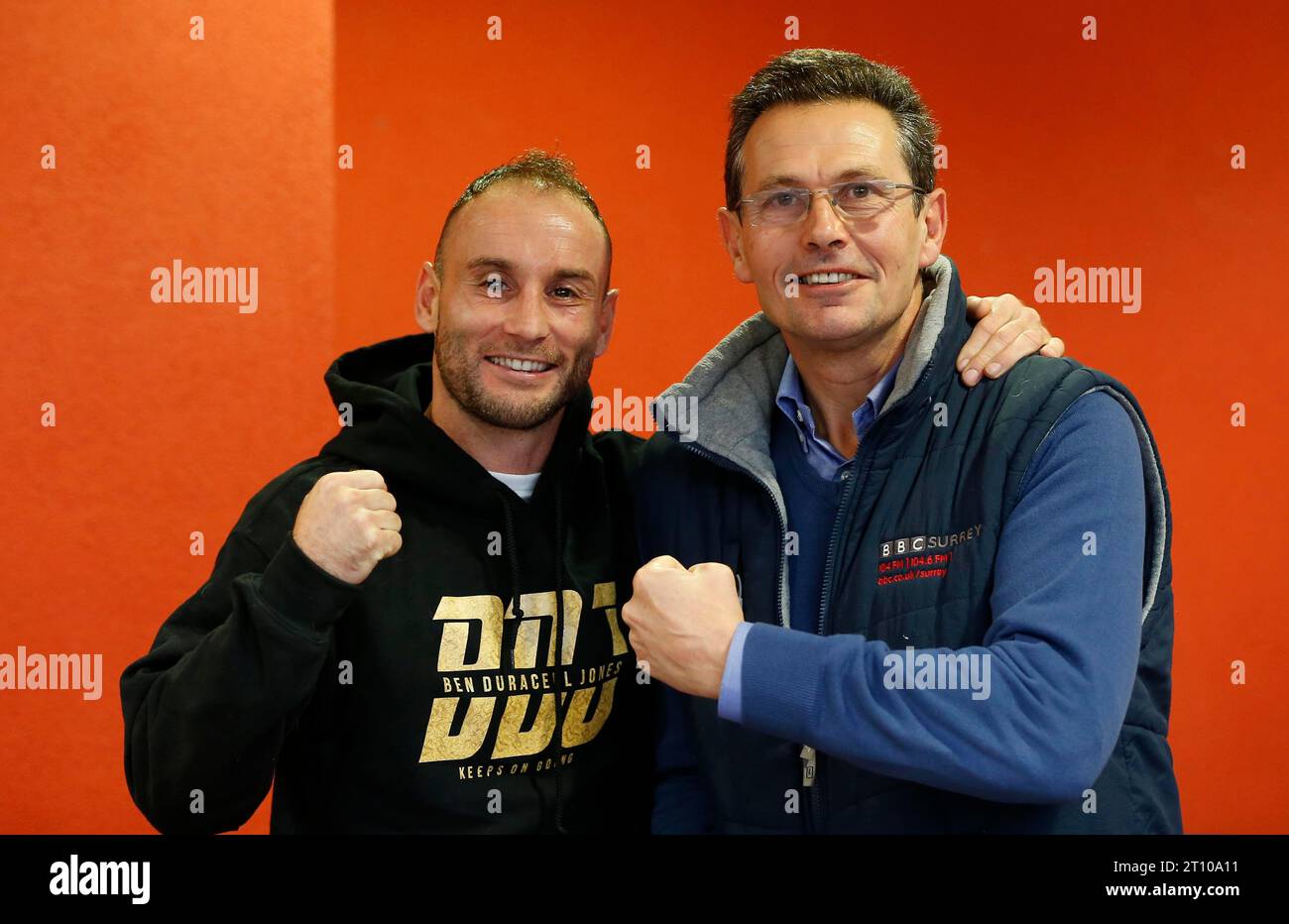 Der Boxer Ben Jones und der BBC Radio Journalist Adrian Harms promovieren seinen WBO Intercontinental Federgewicht Titel, der am 30. Oktober im Troxy in London ausgetragen wird. James Boardman / Teleobjektive +44 7967 642437 Stockfoto