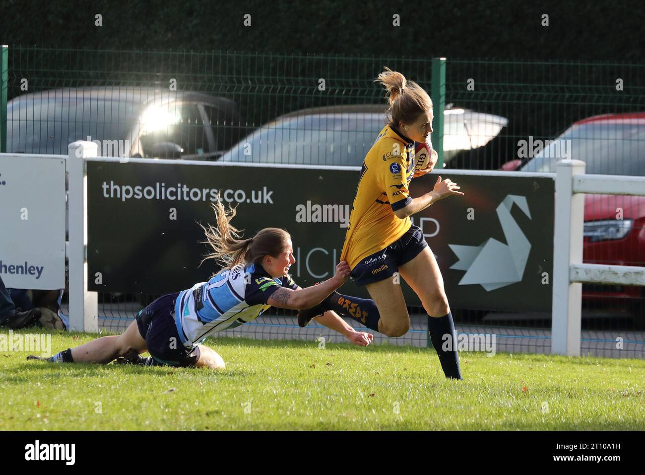 Henley Hawks Women RFC schlug zu Hause das Newbury Rugby Club Frauenteam Stockfoto