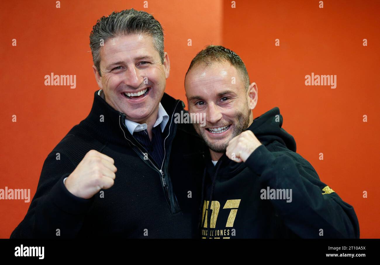 Boxer Ben Jones mit Hauptsponsor Alfie Best (Vorsitzender von Wyldecst Parks), der seinen WBO Intercontinental-Titel im Federgewicht vorantreibt, der am 30. Oktober im Troxy in London ausgetragen wird. James Boardman / Teleobjektive +44 7967 642437 Stockfoto