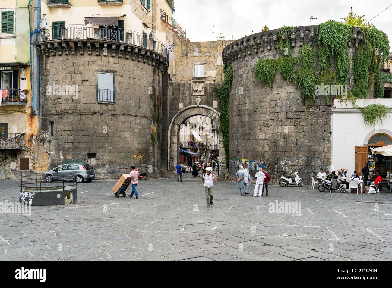Blick auf Napoli Porta Nolana, eines der alten Tore der Festung Neapel ...