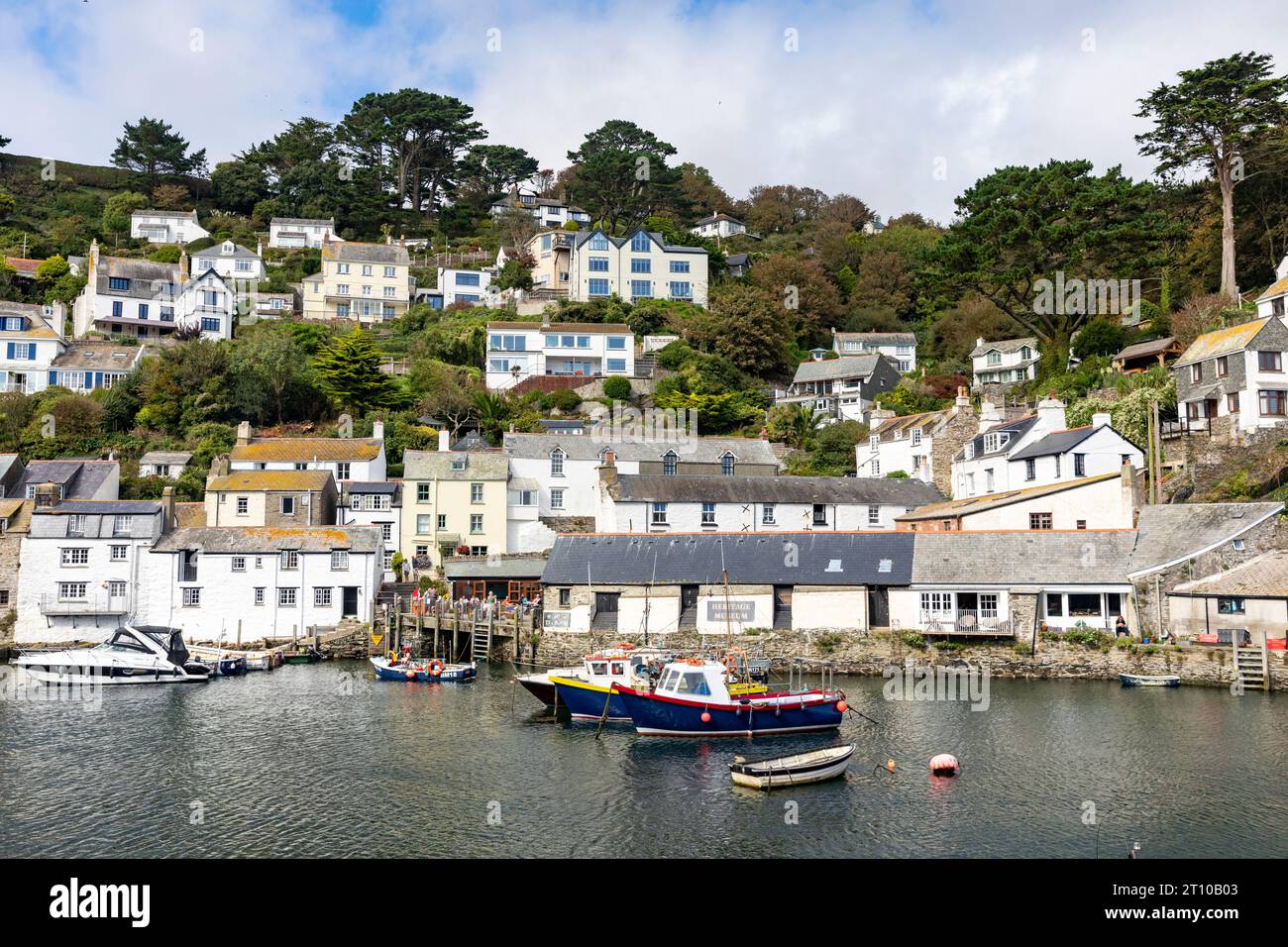 September 2023, Polperro Fischerdorf in Cornwall, Fischerboote im Hafen, Steinhäuser umgeben den Hafen, England, Großbritannien Stockfoto