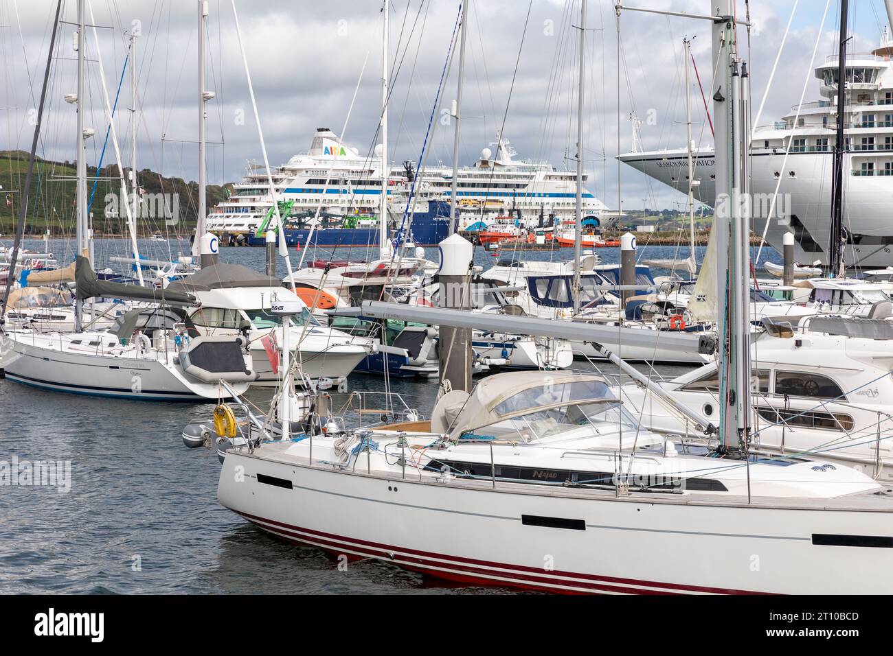 Kreuzfahrtschiffe im Hafen von Falmouth, MV Seabourn Ovation und AIDAaura und Segelyachten, Cornwall, England, UK, 2023 Stockfoto