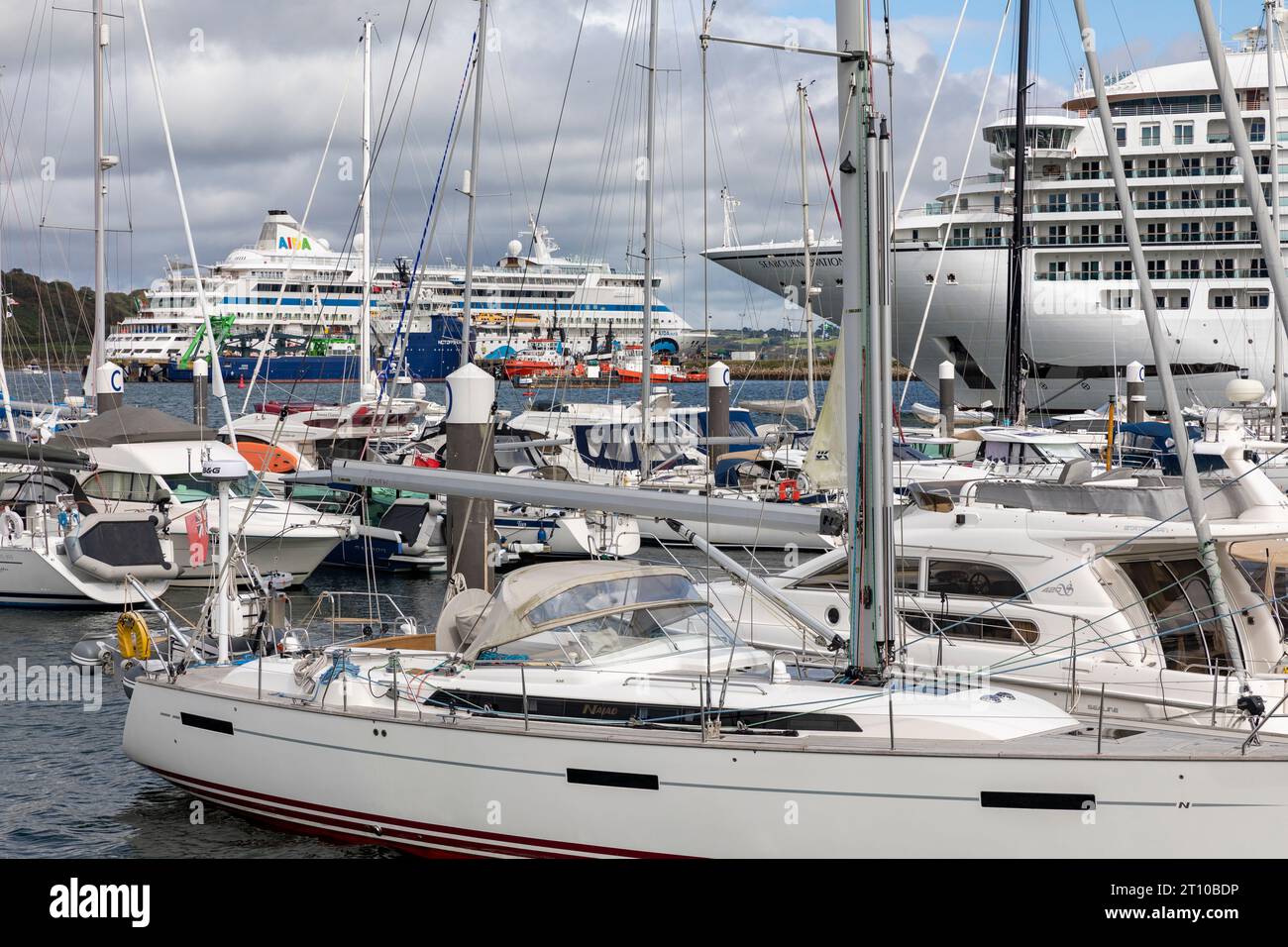 Kreuzfahrtschiffe im Hafen von Falmouth, MV Seabourn Ovation und AIDAaura und Segelyachten, Cornwall, England, UK, 2023 Stockfoto