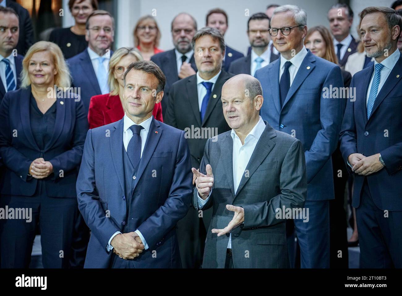 Hamburg, Deutschland. Oktober 2023. Nancy Faeser (l-r, SPD), Bundesminister des Innern und Innern, französischer Präsident Emmanuel Macron, Robert Habeck (Bündnis 90/die Grünen), Bundesminister für Wirtschaft und Klimaschutz, Bundeskanzler Olaf Scholz (SPD), Bruno Lemaire, französischer Wirtschafts- und Finanzminister, und der Bundesfinanzminister Christian Lindner (FDP) stehen gemeinsam für das Familienfoto im Hotel Louis C. Jacob. Das deutsche und das französische Kabinett treffen sich in der Hansestadt zu einem zweitägigen Aufenthalt. Quelle: Kay Nietfeld/dpa/Alamy Live News Stockfoto