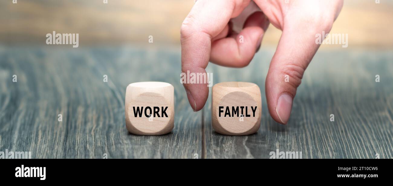 Wählen Sie einen Würfel mit dem Wort „Familie“ statt „Arbeit“. Symbol für eine gesunde Work Life Balance. Stockfoto