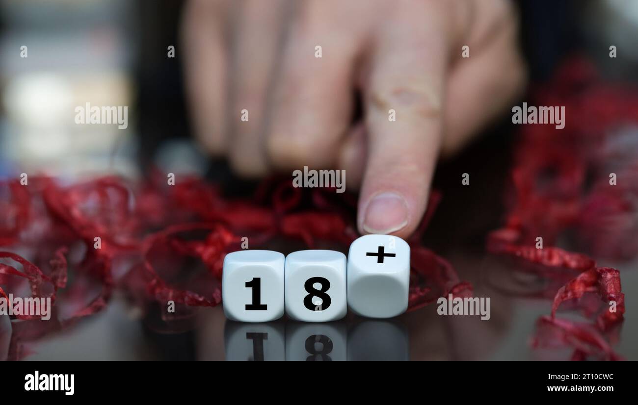 Würfel bilden den Ausdruck "18 plus". Symbol für eine Altersbeschränkung. Stockfoto