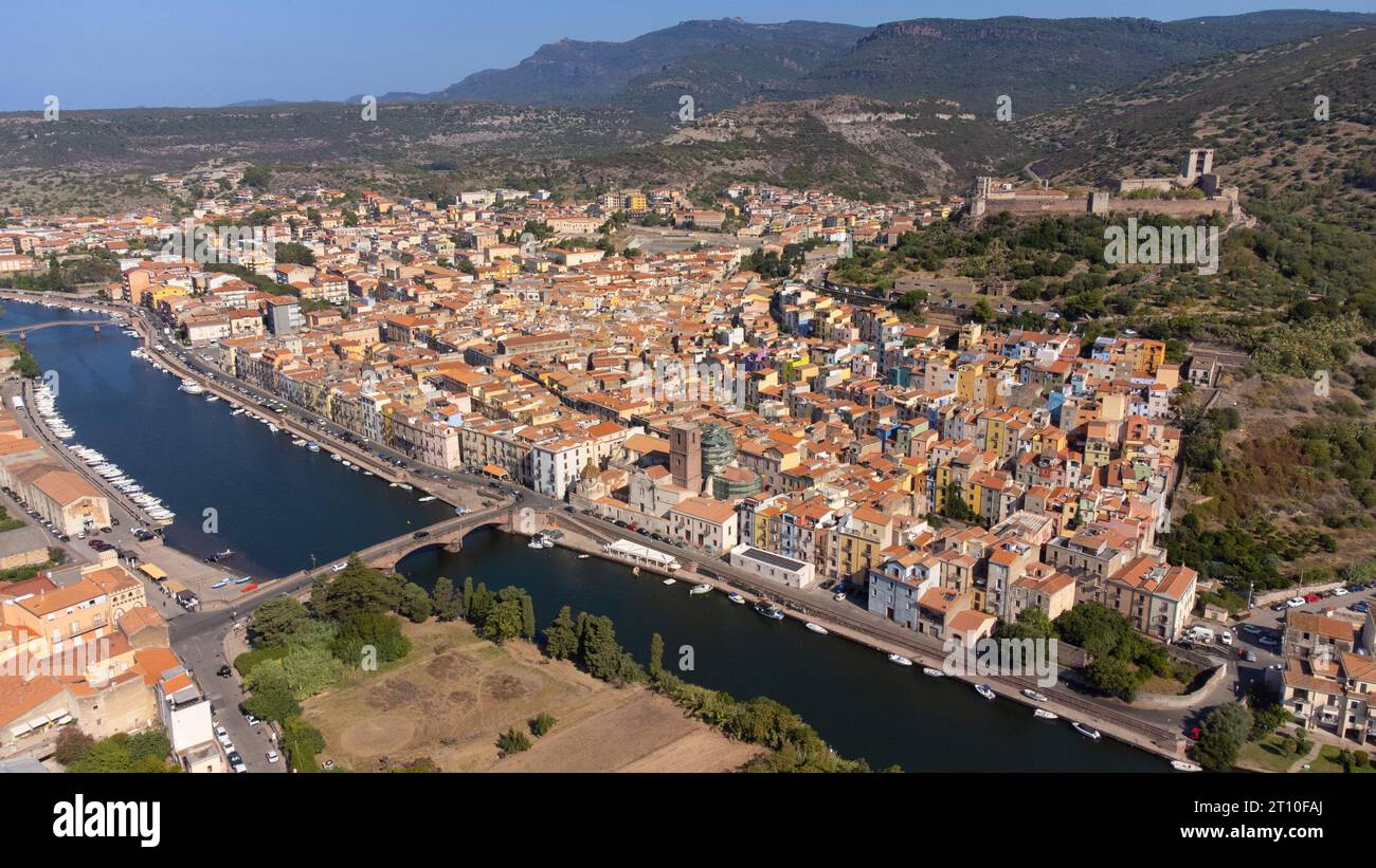 Drohnenblick auf Bosa und den Fluss Temo, ein Touristenziel auf der Insel Sardinien in Italien. Reiseziel Stockfoto