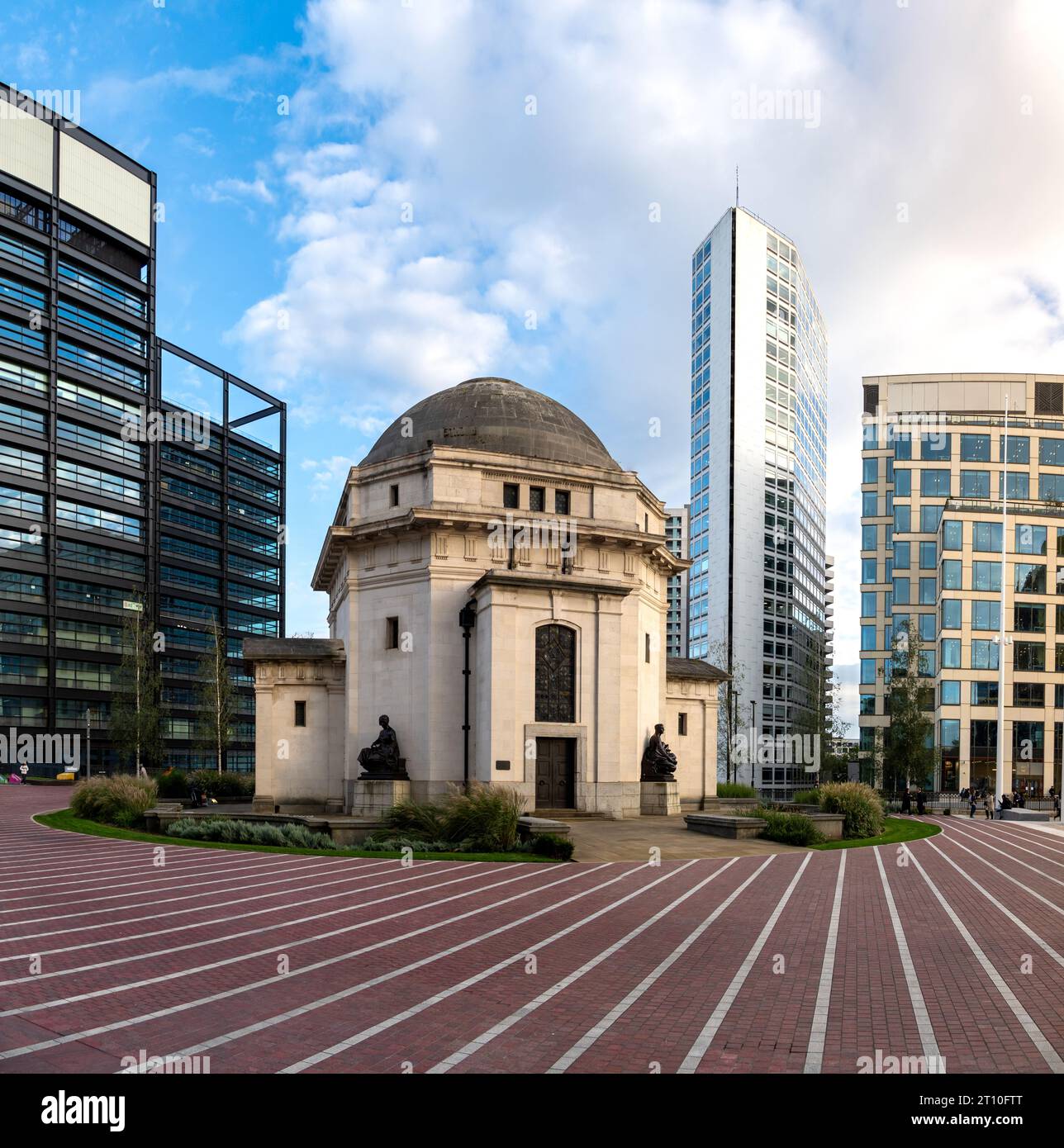 CENTENARY SQUARE, BIRMINGHAM, GROSSBRITANNIEN - 5. OKTOBER 2023. Landschaft der historischen Architektur des Hall of Memory Gebäudes zum Gedenken an die Birmingha Stockfoto