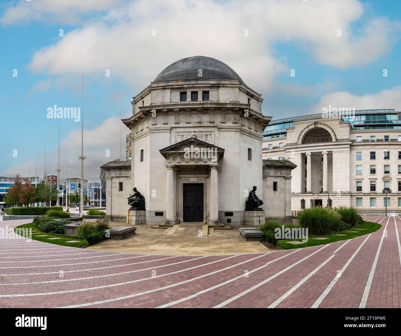 CENTENARY SQUARE, BIRMINGHAM, GROSSBRITANNIEN - 5. OKTOBER 2023. Landschaft der historischen Architektur des Hall of Memory Gebäudes zum Gedenken an die Birmingha Stockfoto