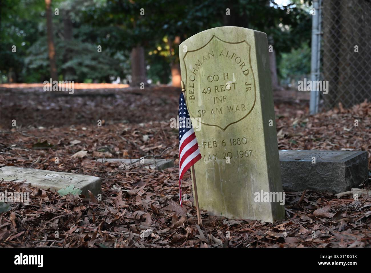 Verwitterter Grabstein für einen Veteranen des Spanisch-Amerikanischen Krieges auf dem einst verlassenen afroamerikanischen Oberlin Cemetery in Raleigh, North Carolina. Stockfoto