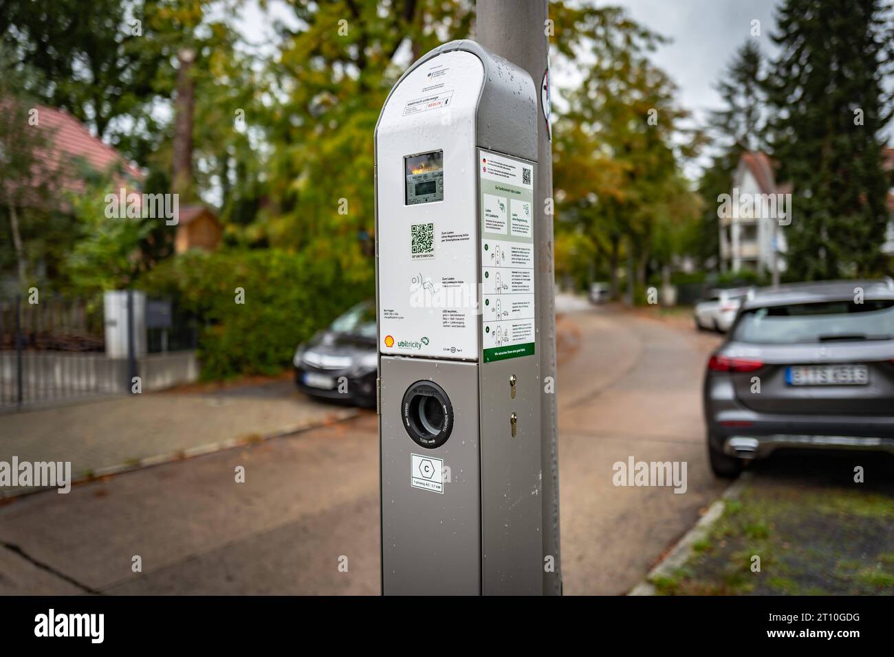 Berlin, in Reinickendorf werden Laternen in Ladesäule für Elektroauto umgewandelt durch SHELL UBItricity. Da es aber keine spezielle Beschilderung gibt, können die Plätze jederzeit zugeparkt werden. - 10.10.2023 ElektroAuto *** Berlin, in Reinickendorf werden von SHELL UBItricity Ampeln zu Ladestationen für Elektroautos umgebaut, da es keine spezielle Beschilderung gibt, die Stellplätze können jedoch jederzeit abgestellt werden 10 10 2023 ElektroAuto Stockfoto